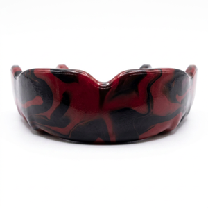 Protège-dents DUMELA INTERNATIONAL rouge et noir camouflage en caoutchouc souple pour entraînement de boxe, unisexe adulte, ajustement personnalisé - Product Image 1