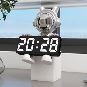 Orologio Astronauta Dipinto a Mano Creativo, Decorazione Multiuso per la Casa, Regalo di Laurea e Affari, in Resina Sintetica Morbida - Product Image 3