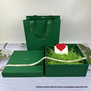 กล่องของขวัญสุดหรูสีเขียวสไตล์ <span class=keywords><strong>LA</strong></span> <span class=keywords><strong>MER</strong></span> กล่องกระดาษแข็งคุณภาพสูงสำหรับเครื่องสำอาง พร้อมบริการพิมพ์โลโก้ตามสั่ง - Product Image 3