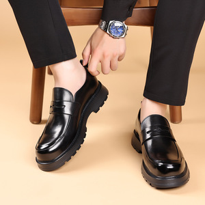 Men's casual style leather shoes - <b>One</b> pair of genuine leather men's men's business-style thick-soled shoes - Product Image 1