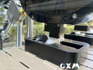 Étiqueteuse automatique de timbres fiscaux pour boîtes en carton | Applicateur d'autocollants à colle thermofusible | Solution d'étiquetage personnalisé - Product Image 5