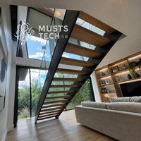 Escalier suspendu architectural intérieur à double poutre latérale, pour la réalisation de projets de collaboration esthétique avec les designers