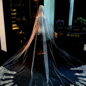 Velo de Novia Romántico al por Mayor, Largo Estilo Catedral de una Capa con Borde de Encaje, Color Marfil y con Peineta - Product Image 2