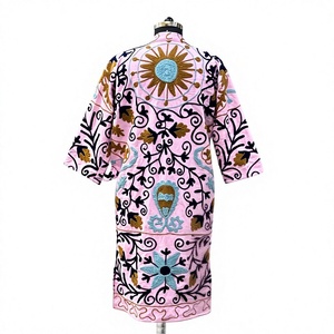 Chaqueta Kimono Bohemia Bordada con Flores Rosas, 100% Algodón, ODM, Hecha a Mano, Cuello en V, Estilo Botánico - Product Image 3