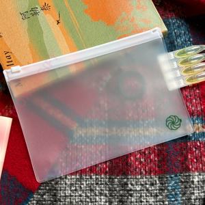 Petit sac à maquillage pas cher personnalisé et unique en EVA PVC TPU givré transparent avec glissière pour cheveux plats avec attache-cheveux pour filles - Product Image 5