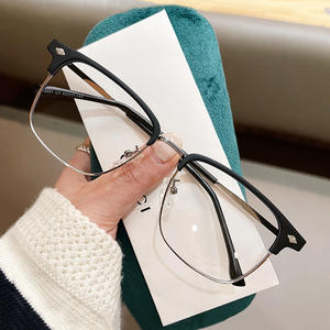 กรอบแว่นตาแบบครึ่งกรอบทรงสี่เหลี่ยมผืนผ้า รุ่น L2-2231 สำหรับทุกเพศ พร้อมเลนส์ป้องกันแสงสีฟ้า ดีไซน์ทรงสี่เหลี่ยม - Product Image 5