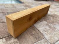 Corniche de fenêtre en bois rustique de style ferme, boîte à rideaux en bois, étagère supérieure