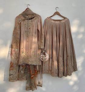 Ensemble Lehenga exclusif pour femmes avec Long Kurti et tenue ethnique indienne assortie de Dupatta Tenue de fête traditionnelle - Product Image 2