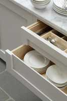 Armoire de cuisine moderne Alland, blanche, à panneaux encastrés, sans poignée, peinte, style Shaker, en bois massif, avec quartz/marbre artificiel, charnière, robinet