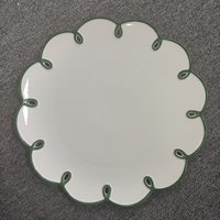 Assiettes en céramique ondulées vertes avec dentelle, design de luxe, pour usage domestique, mariages, fêtes, restaurants, desserts et décorations.