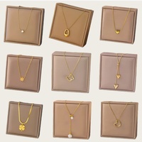 Vente en gros de divers colliers et boucles d'oreilles pour femmes en acier inoxydable plaqué or 18 carats, ensemble de bijoux en forme de fleur et de cœur