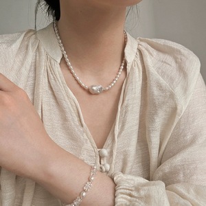 Collier de perles baroque élégant de style rétro français, chaîne de clavicule à grande queue de poisson avec niche naturelle - Product Image 3