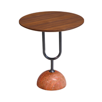 Table d'appoint ronde moderne avec base en marbre rouge, plateau en bois de noyer, structure en métal en forme de U, table d'appoint, table de chevet pour salon
