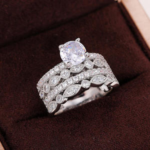 Anello di Fidanzamento Q134 per Donna in Oro Bianco con Diamante Taglio Brillante Rotondo Colore D Naturale e Diamanti Laterali - Product Image 3