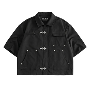 Chemise à manches courtes noire DIZNEW pour homme, 3 fermoirs argentés gravés DIZNEW, poche poitrine zippée, double poche inférieure, ourlet à boutons-pression - Product Image 1