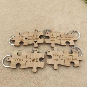 Casse-tête <span class=keywords><strong>personnalisé</strong></span> anglais pour l'amour en <span class=keywords><strong>bois</strong></span> gravé au laser avec lettres creuses <span class=keywords><strong>porte</strong></span>-clés cadeau créatif pour les couples - Product Image 3