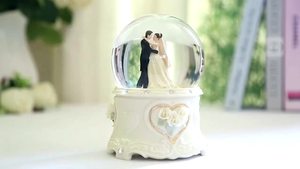 جرس موسيقى دوار ، سلسلة زفاف ، كرة ثلج ، ديكور مخصص من الراتنج ، كرة ثلج ، تذكارية لحفلات الزفاف ، ديكور للزوجين ، كرة ثلج راتينج - Product Image 2