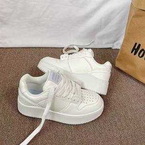 Zapatillas Deportivas Blancas de Suela Gruesa Estilo Coreano para Mujer, Zapatos para Caminar que Aumentan la Estatura, Modelo 2026, Modernos, Versátiles, Transpirables, para Estudiantes - Product Image 1