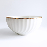 Service de table en céramique de luxe avec bordure dorée, assiettes, bols et tasses en porcelaine blanche à motif tourbillonnant en relief – Fabricant premium