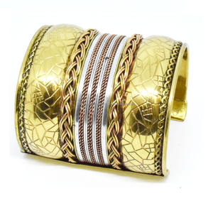 Bracelet carré multicolore pour femme, bijoux Diwali, manchette brillante couleur or, en laiton, collection USA, nouveauté décembre 2024 - Product Image 1