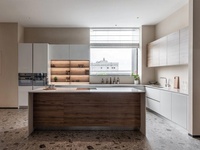 Ensemble d'armoires de cuisine modernes à panneaux plats, finition bois grainé et mate, vitrines en verre avec éclairage LED, grand îlot de cuisine