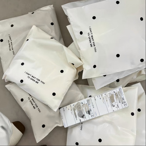 Bolsas de Envío de Plástico Poliéster Negras al por Mayor, de Alta Calidad, Impermeables, con Logotipo de Marca Impreso Personalizado, para Ropa - Product Image 1