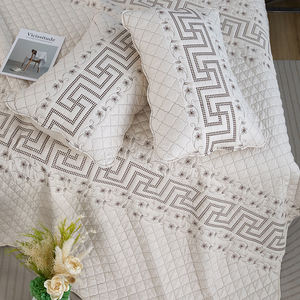 Parure de lit moderne minimaliste brodée en polyester 3 pièces, couvre-lit matelassé pour hôtel et gîte - Product Image 6