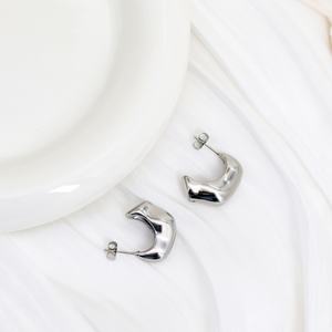 Modernos Pendientes de Media Luna en Forma de U, Chapados en Oro de 18K, Estilo Geométrico INS, Acero Inoxidable de Alta Gama, Clásicos para Fiesta o Regalo - Product Image 6