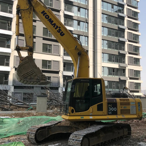 Excavadora Komatsu PC300LC Usada de Fácil Mantenimiento con Sistema Hidráulico Robusto en Buen Estado de Funcionamiento en Venta - Product Image 4