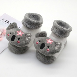 Chaussettes en gros 3D mignonnes à motif de dessin animé pour nouveau-nés de 0 à 12 mois, épaisses en tissu éponge, avec hochets intégrés, respirantes, type chaussons pour bébés - Product Image 3