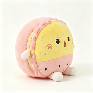 Peluche macaron personnalisée, mini, blanche, avec des détails en forme de dessert, fond à pois de graines de pastèque, dessus crème jaune à pois scintillants - Product Image 2