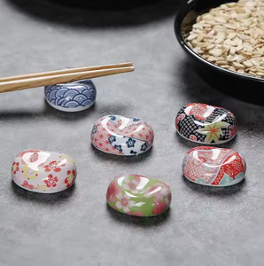 Porte-baguettes ovale en céramique à motifs fins japonais, réutilisable, design floral, porte-baguettes pour sushi - Product Image 2