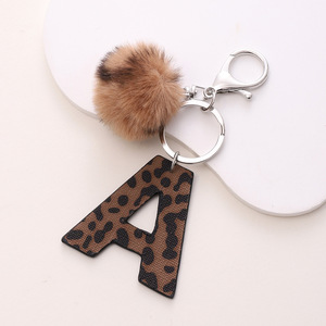 Cá Nhân Chất Lượng Cao Leopard In Ban Đầu Keychain Giả Lông Pom Pom Túi Quyến Rũ Bảng Chữ Cái Thư Khuyến Mại Carabiners - Product Image 1