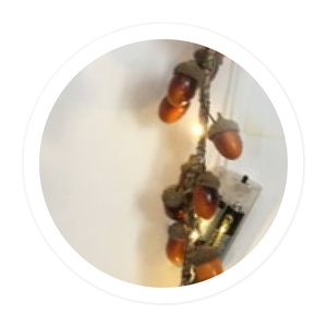 Guirnalda LED a pilas de 1m con acornos, ideal para decoración de interiores y exteriores, añade un toque festivo y acogedor. - Product Image 1