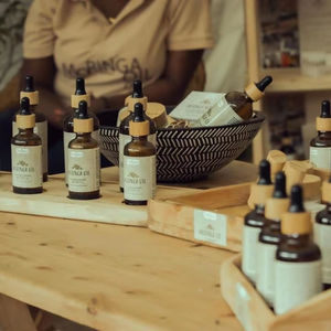 Huile de graines de Moringa Oleifera 50 ml Huile essentielle pure Anti-gonflement Éclaircissant Revitalisant pour la peau Tous types de peau Fraîcheur d'odeur Bouteille en verre - Product Image 1