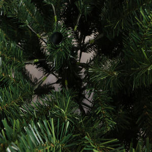 Nova Árvore de Natal Luxuosa de 7 Pés com Frutos Vermelhos e Luzes LED Alimentadas por DC da Trendy Tree - Product Image 5