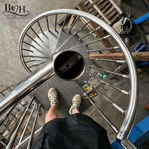<span class=keywords><strong>Escalier</strong></span> en spirale extérieur personnalisé en acier au carbone, structure métallique antirouille, marches en bois, escaliers en spirale pour villa, cour, usage commercial - Product Image 3