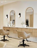 Chaise de coiffure minimaliste incurvée avec réglage hydraulique et miroir, ensemble chaise de coiffure et miroir réglables