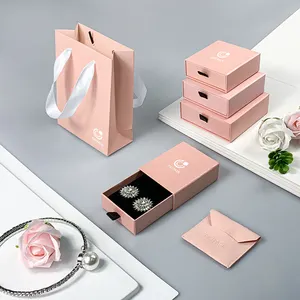 Joyero y bolsa de embalaje de cajón de anillo de cartón de papel rosa pequeño personalizado con logotipo impreso