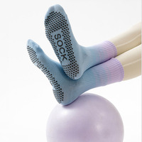 Chaussettes de yoga professionnelles pour femmes, mi-mollet, antidérapantes avec grip en silicone, pour Pilates, fitness, sport et entraînement