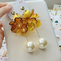 Anting-anting zircon gaya Prancis berlapis emas dengan desain personal, berbahan alloy, mutiara, bunga, dan geometri, modis untuk wanita.