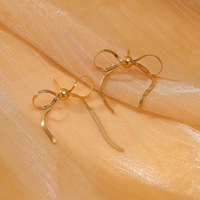 Boucles d'oreilles pendantes en acier inoxydable plaqué or 18 carats PVD Novirassine, avec nœud en ruban organique et perle, bijoux romantiques d'esthétique vintage pour femmes
