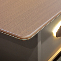Bureau de direction moderne en forme de L avec plateau en bois, armoire de rangement latérale et éclairage LED pour bureau à domicile