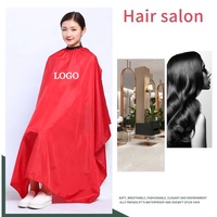 Cape de Salon Professionnelle Rouge Personnalisable avec Logo – Style Tendance pour Extensions Capillaires – Robe de Coiffeur Professionnelle pour Clients – Taille Standard