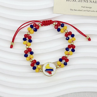 CH-LAT0999 Pulsera de Cuentas Amarillas, Azules y Rojas con Colgante de Fútbol Esmaltado, Joyería Hecha a Mano con Temática Deportiva, Venta al por Mayor