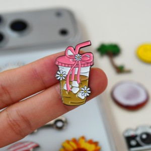 Pin Metálico Personalizado de Zinc y Hierro Esmaltado con Relieve, Temática <span class=keywords><strong>Vacaciones</strong></span> de Verano: Sol, Palmera, Cámara, Coche, Guitarra, Flor - Product Image 4