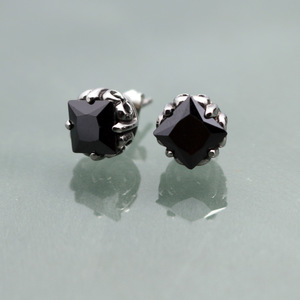 Pendientes de tuerca Yunnique con circonita negra geométrica y engaste de garra, accesorio de moda. - Product Image 1