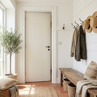 Porte de chambre en bois mélaminé ignifuge pré-montée anti-rayures avec bordure PUR, panneau plat, grain de bois, style nordique simple pour intérieur.