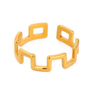 Anillo abierto minimalista de acero inoxidable chapado en oro de 18 quilates que combina con todo Diseño geométrico de almena cuadrada Simple Joyería de moda - Product Image 3