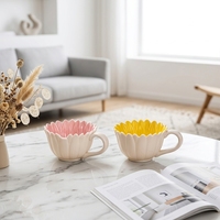 Tasse à thé en céramique Redeco sculptée en forme de pétales de fleurs, bord floral 3D, intérieur jaune rose, faite à la main, cadeau d'anniversaire pour elle